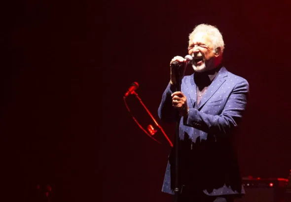 Imagen que muestra a Tom Jones en un concierto