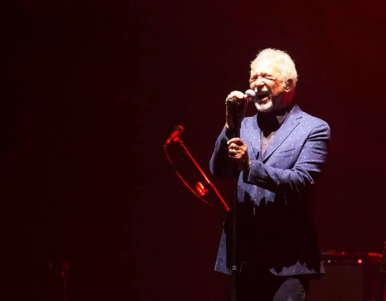 Imagen que muestra a Tom Jones en un concierto