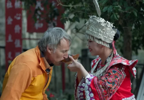 Imagen que muestra a Jesús Calleja con una persona tradicional de la China rural