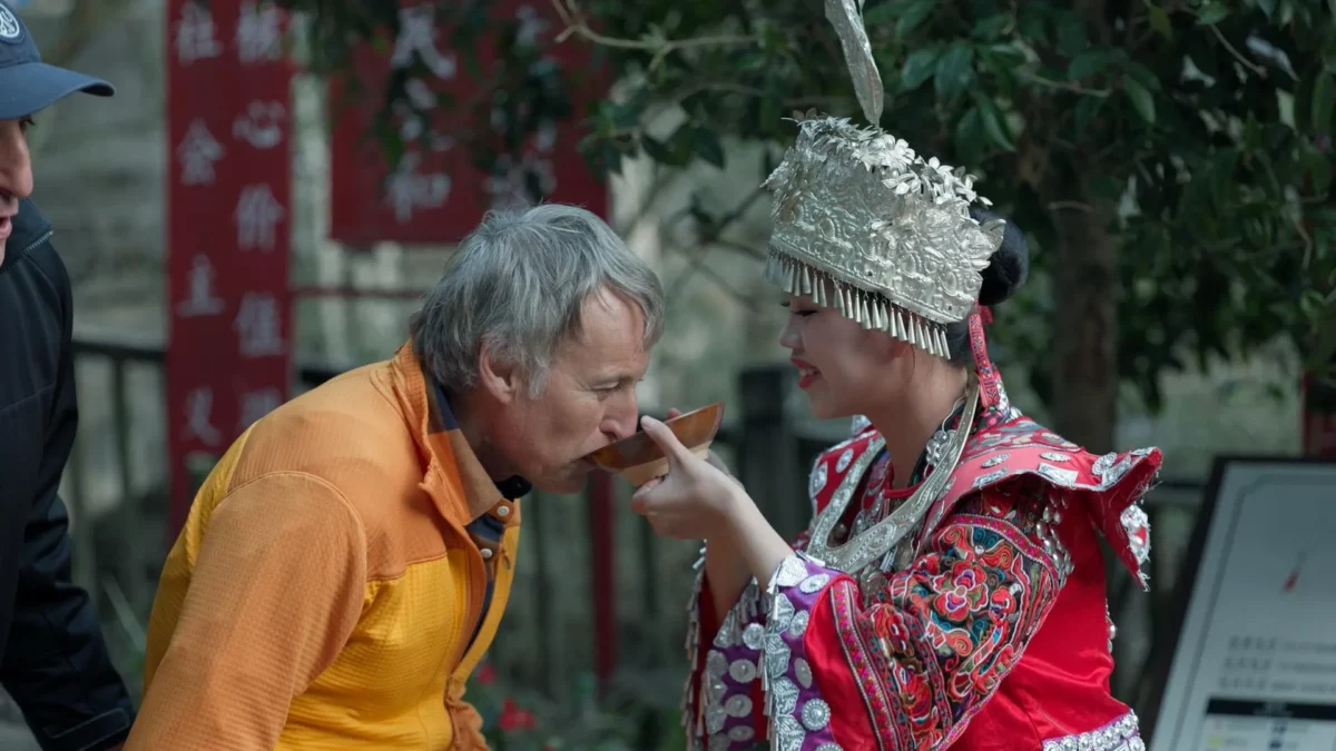 Imagen que muestra a Jesús Calleja con una persona tradicional de la China rural