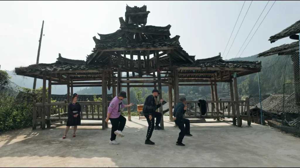 Jesús Calleja se lleva a Luis Zahera, María Pérez y Gorka Otxoa al corazón rural de China Imagen que muestra una de las escenas del programa de Universo Calleja en China
