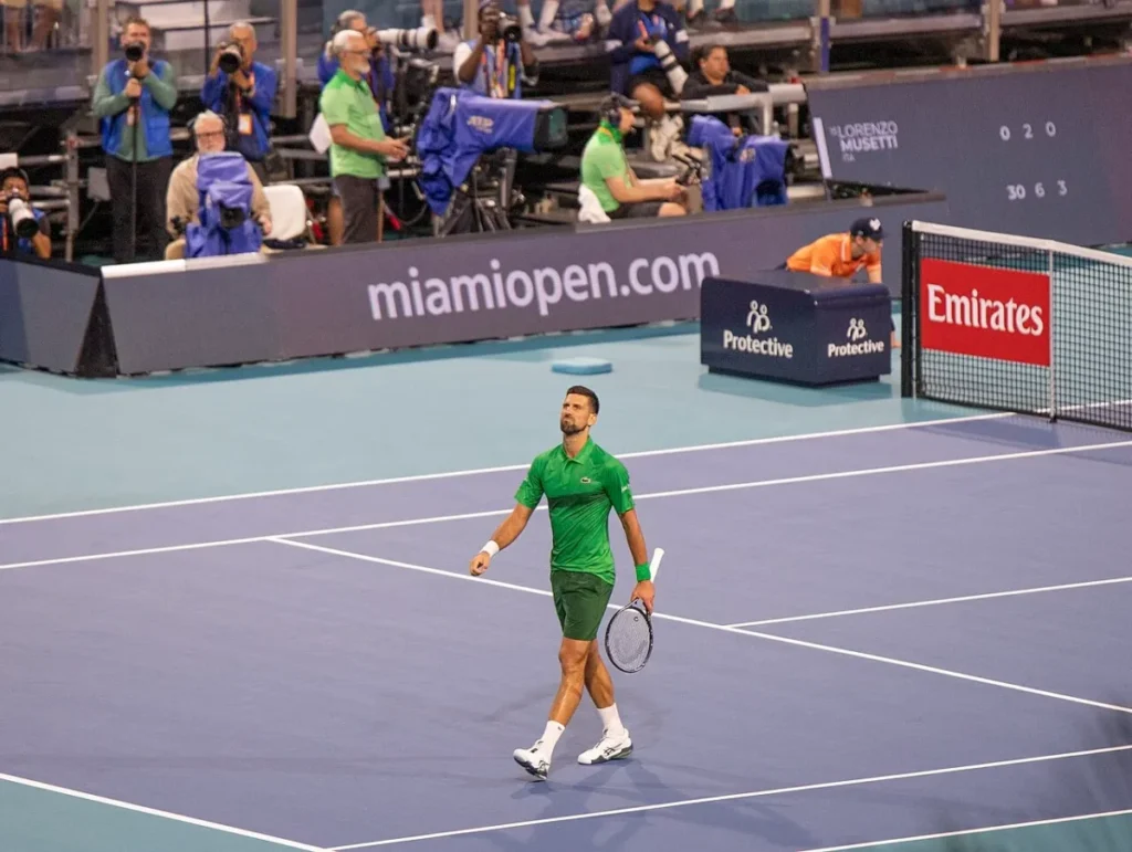 Novak Djokovic: dieta, mente, y los datos del número 1 Novak Djokovic en la pista con la raqueta en mano tras jugar un partido