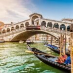 Imagen que muestra un canal de Venecia con una góndola