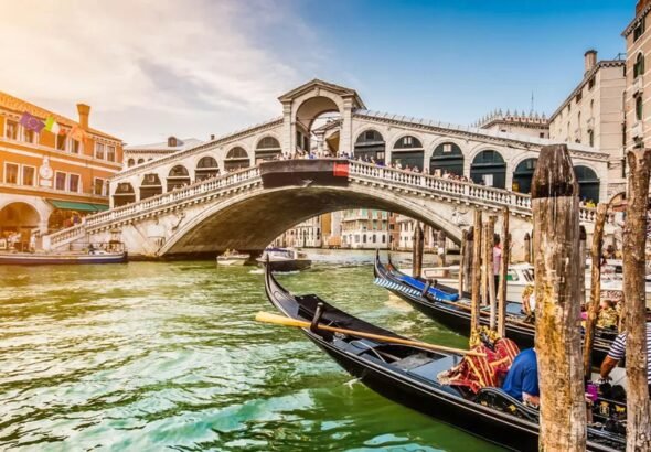 Imagen que muestra un canal de Venecia con una góndola