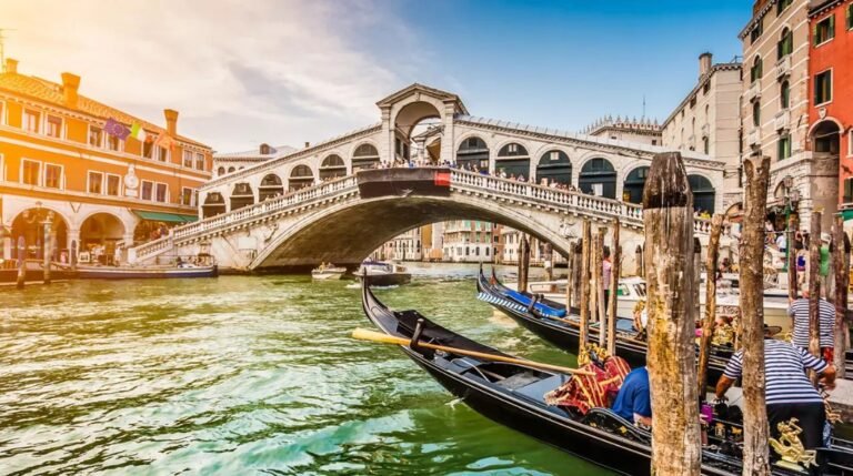 Imagen que muestra un canal de Venecia con una góndola