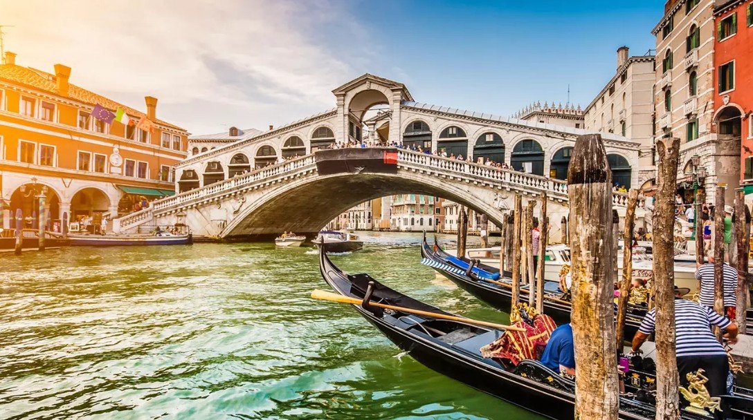 Imagen que muestra un canal de Venecia con una góndola