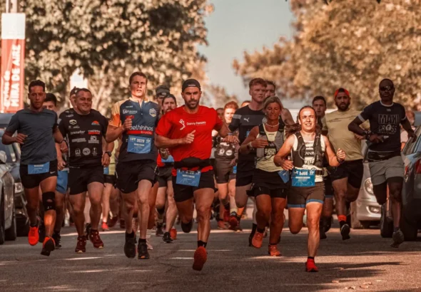 Imagen que muestra a runners corriendo en una carrera 5k