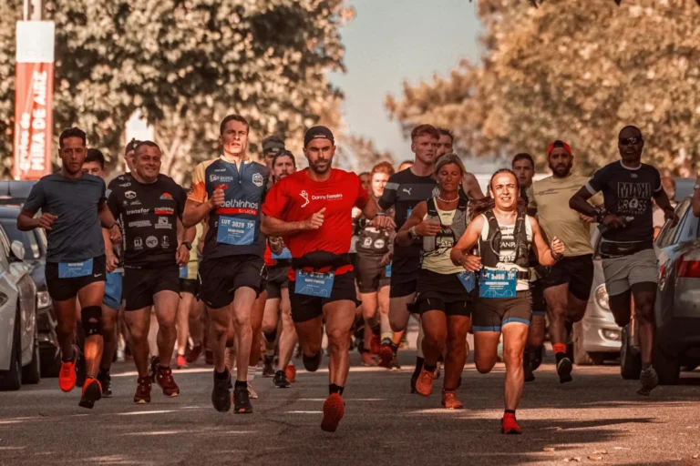 Imagen que muestra a runners corriendo en una carrera 5k