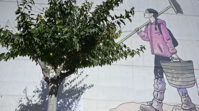 Imagen que muestra el mural pintado por los voluntarios de la DANA por Paco Roca