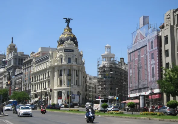 imagen que muestra una calle de Madrid con tráfico por el WOW 31