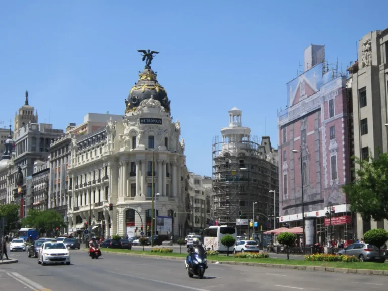 imagen que muestra una calle de Madrid con tráfico por el WOW 31