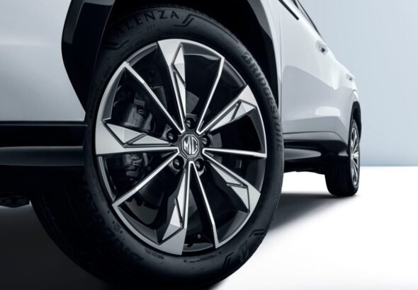 Imagen que muestra la rueda en primer plano del MG HS PHEV