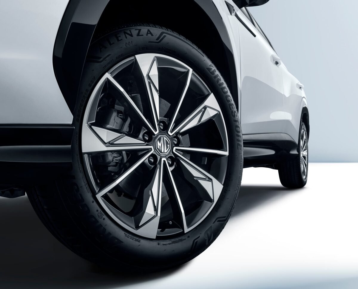 Imagen que muestra la rueda en primer plano del MG HS PHEV