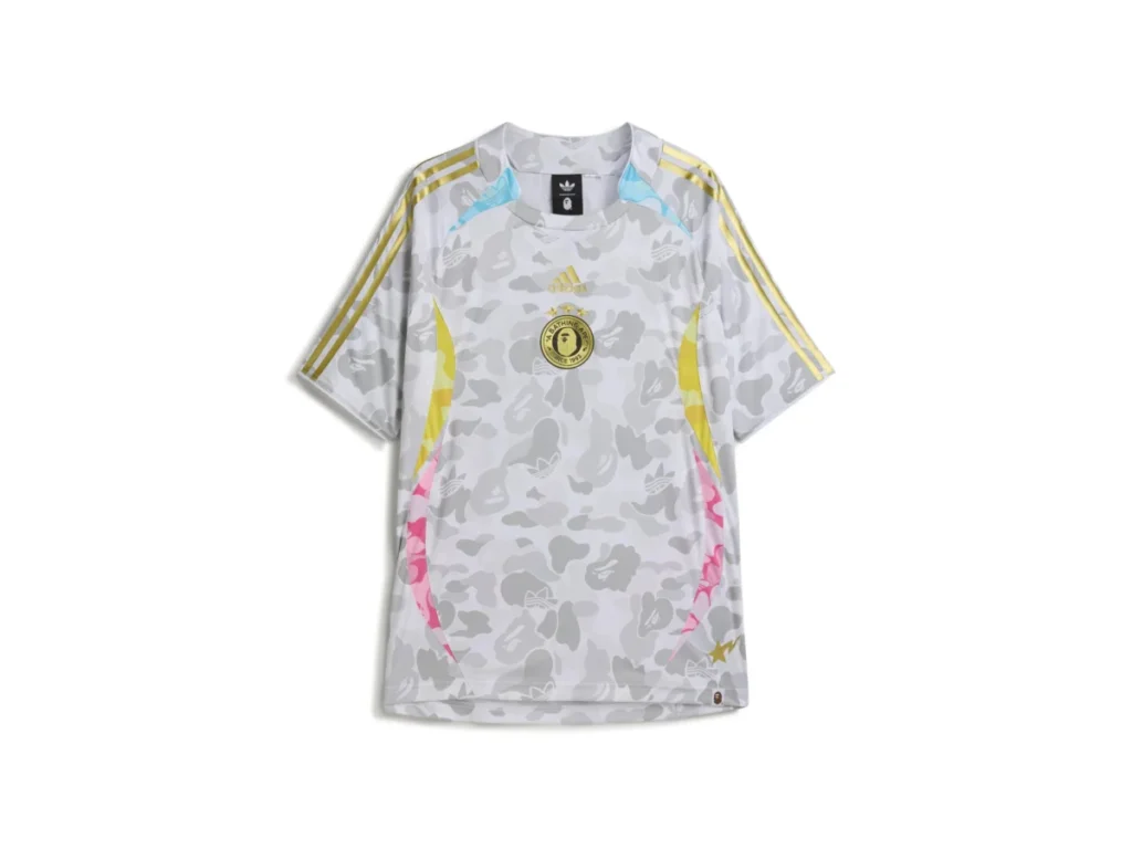 Camisetas de BAPE x adidas 2026: qué ropa llega a Europa y qué se queda en América Uno de los diseños de la camiseta de adidas y BAPE inspirada en el Mundial 2026