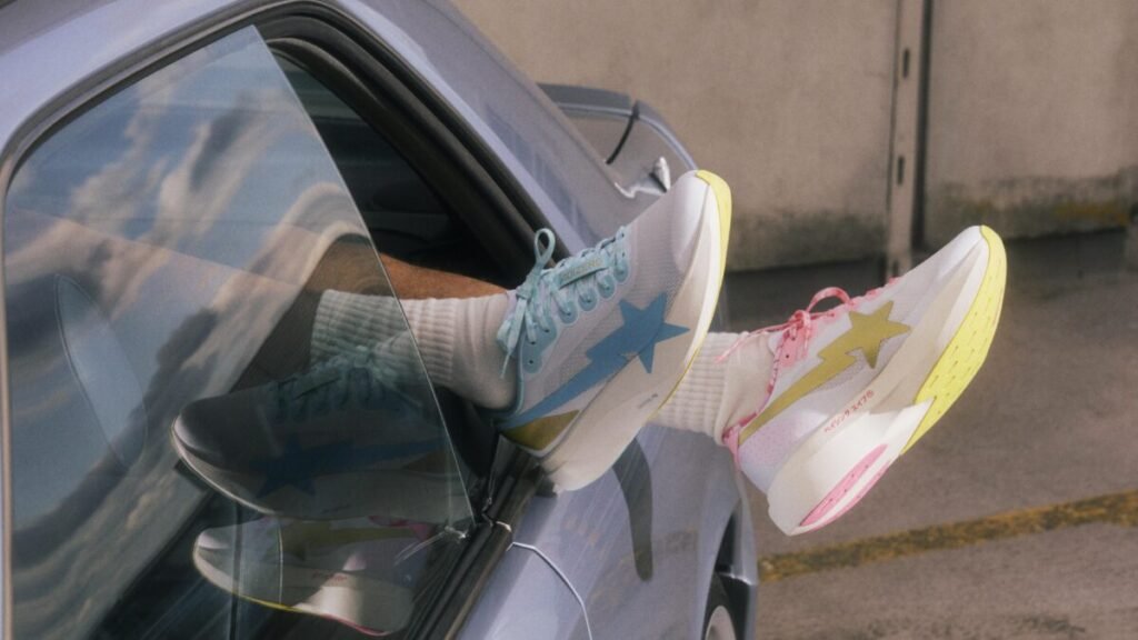Camisetas de BAPE x adidas 2026: qué ropa llega a Europa y qué se queda en América Zapatillas de la nueva colección de adidas con BAPE de color azul y rosa claro