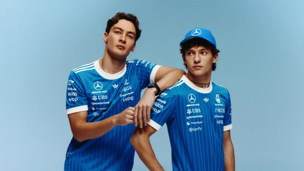 Qué es Blue Wonder, la colección de adidas y Mercedes F1 inspirada en un camión de 1955 Dos jóvenes con camisetas de Mercedes