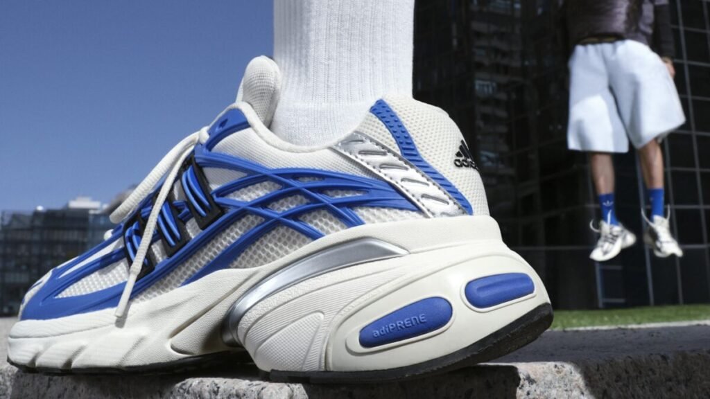 adidas presenta sus zapatillas más atrevidas para otoño 2026 Imagen de la colección de adidas ADISTAR XLG de color azul que muestra la parte trasera y lateral de la zapatilla