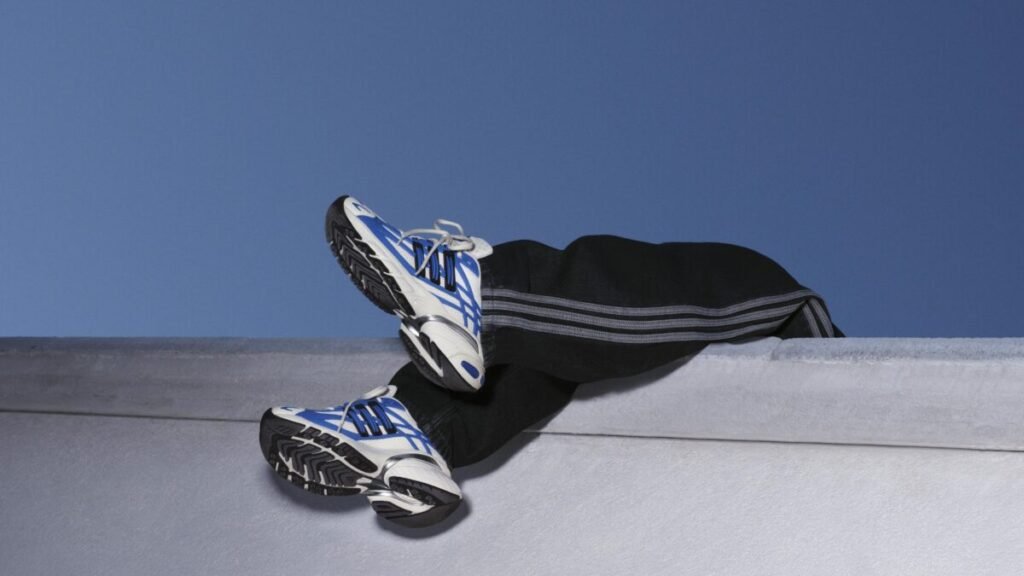 adidas presenta sus zapatillas más atrevidas para otoño 2026 Imagen que muestra las nuevas ADISTAR XLG de adidas de color azul puestas