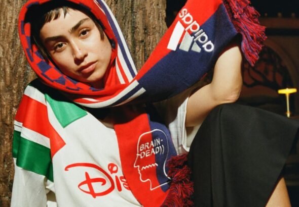 Imagen que muestra la nueva colección de adidas inspirada en los años 90 en colaboración con Brain Dead y Disney
