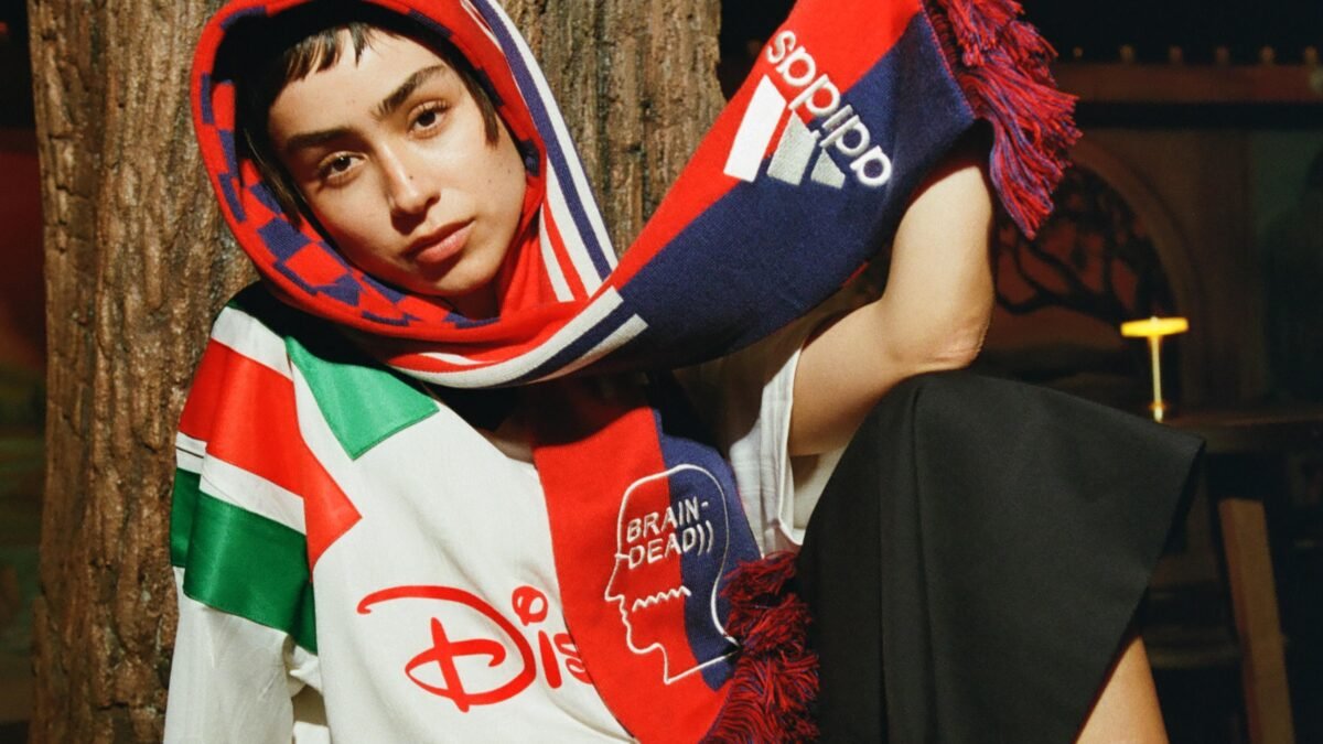 Imagen que muestra la nueva colección de adidas inspirada en los años 90 en colaboración con Brain Dead y Disney