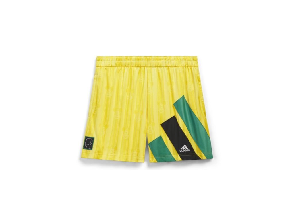 El calzado híbrido de adidas con Brain Dead que reimagina el fútbol de los 90 para la calle Imagen que muestra un pantalón corto amarillo con una raya negra y dos verdes, de la nueva colección de adidas con Brain Dead y Disney