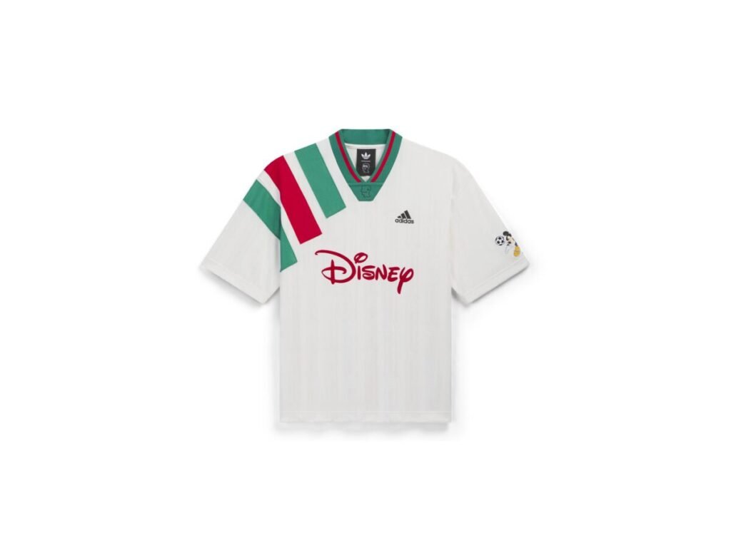 El calzado híbrido de adidas con Brain Dead que reimagina el fútbol de los 90 para la calle Camiseta blanca con rayas verdes y rojas de la nueva colección de adidas en colaboración con Brain Dead y Disney