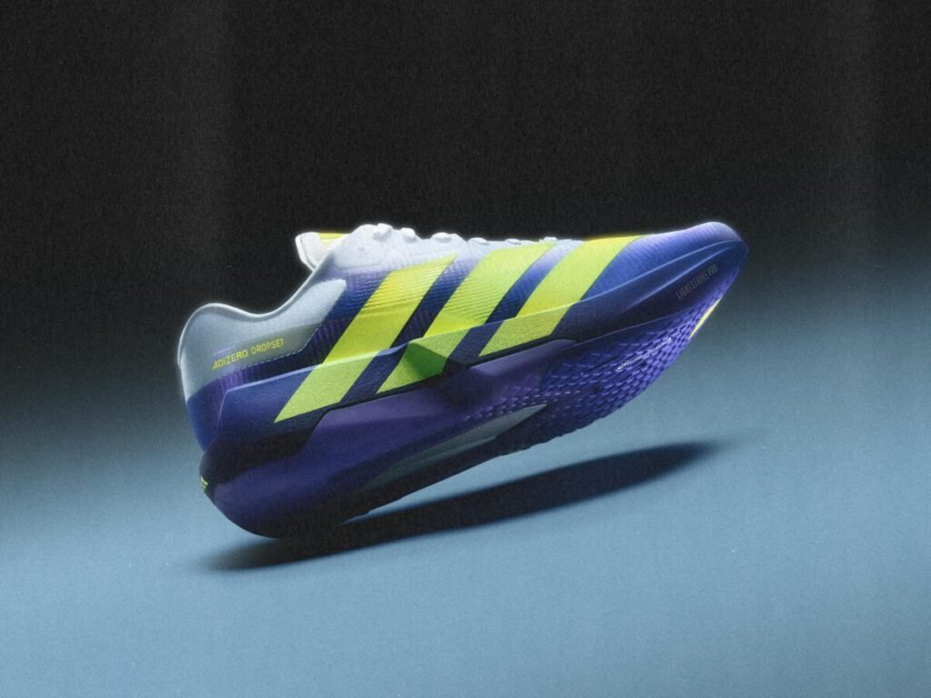 El truco de adidas para que no te duelan los pies al pasar de la cinta a las pesas Zapatilla deportiva de colores vibrantes