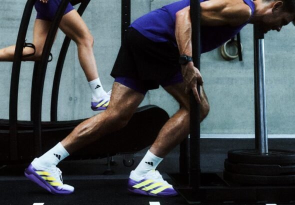 Entrenamiento intenso en gimnasio moderno.