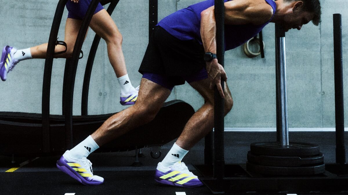 El truco de adidas para que no te duelan los pies al pasar de la cinta a las pesas Entrenamiento intenso en gimnasio moderno.