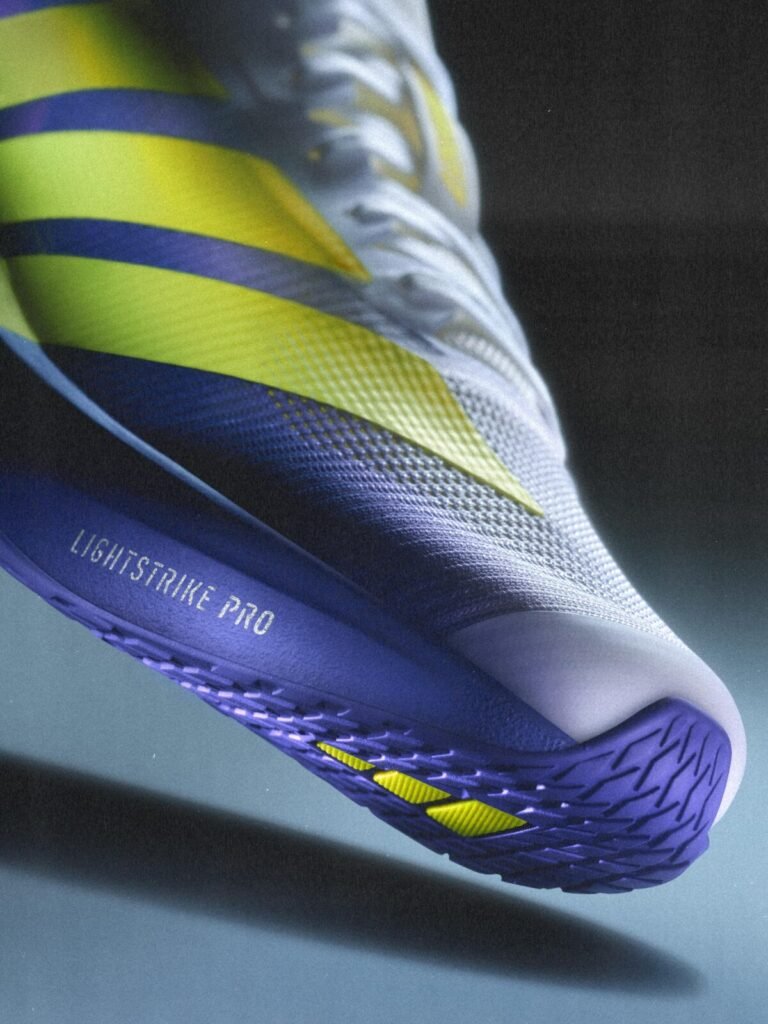 El truco de adidas para que no te duelan los pies al pasar de la cinta a las pesas Zapatilla deportiva con diseño moderno.