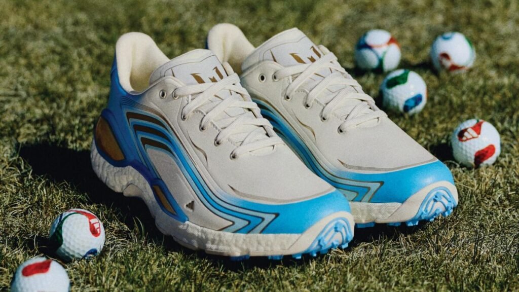 Lionel Messi da el salto al golf con unas zapatillas adidas de edición limitada Imagen que muestra las nuevas zapatillas adidas CODECHAOS MESSI SPIKELESS GOLF SHOES sobre césped