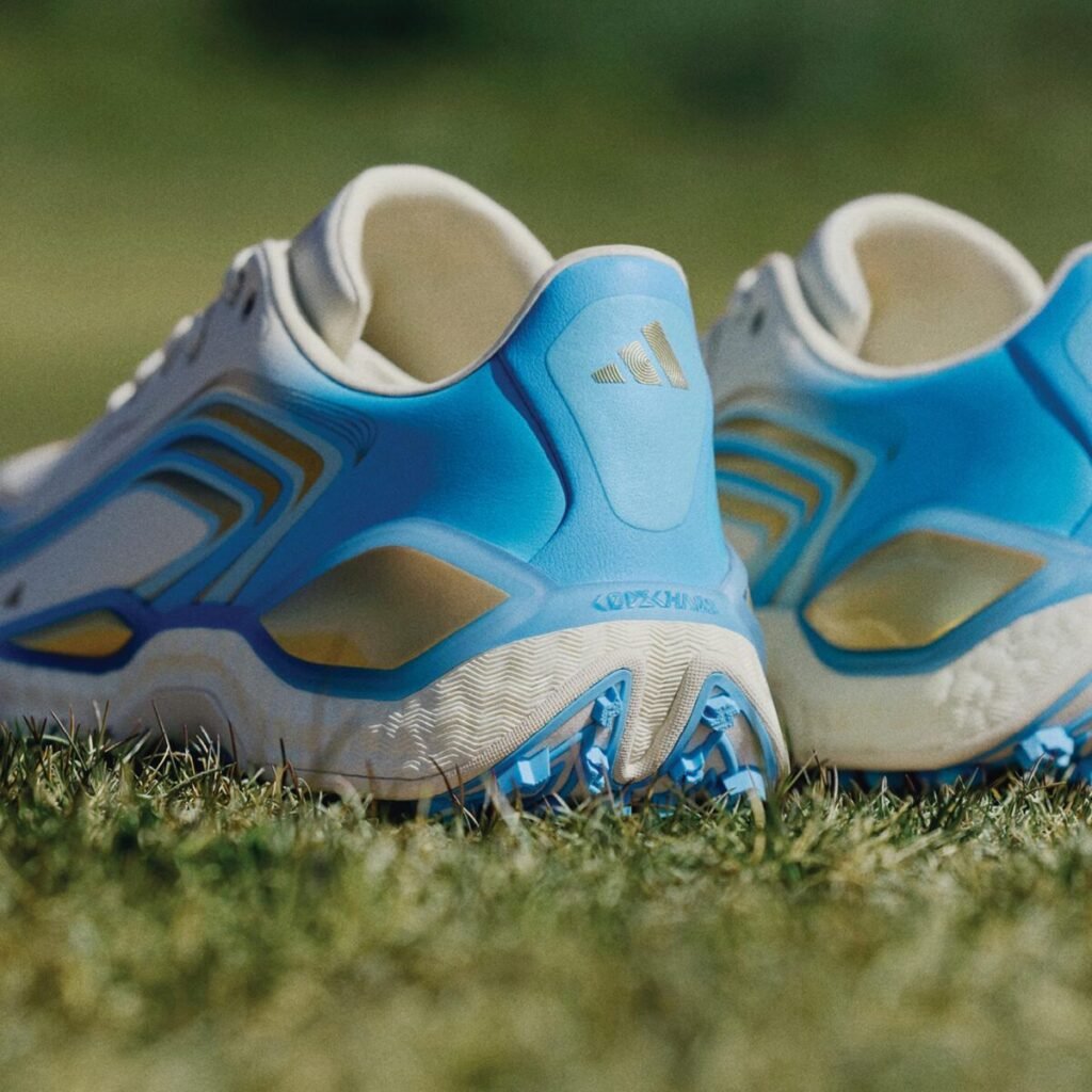 Lionel Messi da el salto al golf con unas zapatillas adidas de edición limitada Imagen que muestra la parte posterior de las zapatillas de adidas CODECHAOS MESSI SPIKELESS GOLF SHOES sobre le césped mostrando los detalles