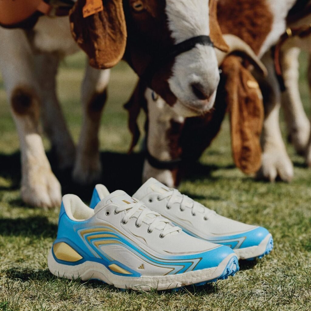 Lionel Messi da el salto al golf con unas zapatillas adidas de edición limitada Imagen que muestras las zapatillas de edición limitada adidas CODECHAOS MESSI SPIKELESS GOLF SHOES sobre el césped con una cabra detrás