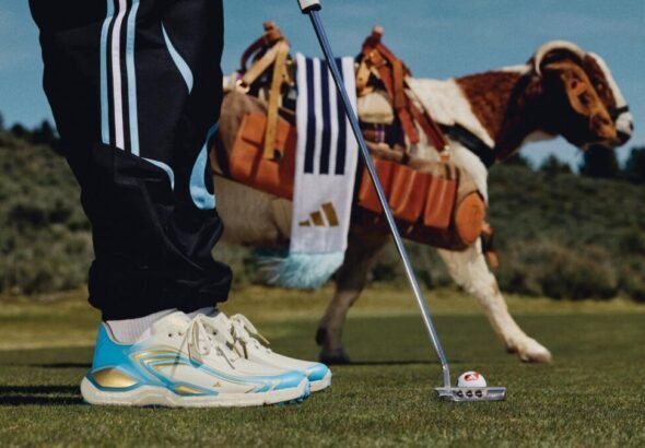 Imagen que muestra las nuevas zapatillas adidas CODECHAOS MESSI SPIKELESS GOLF SHOES con la cabra de fondo