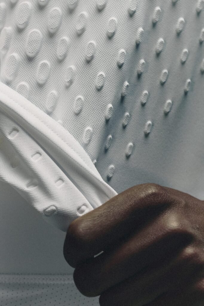 Prepárate para jubilar tus polos si odias la sensación de sudor al jugar al tennis camiseta blanca con textura única