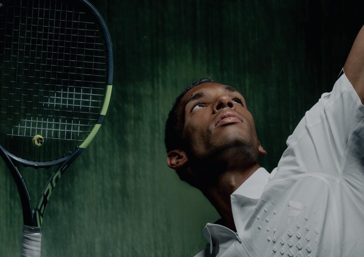 Jugador de tenis mirando hacia arriba