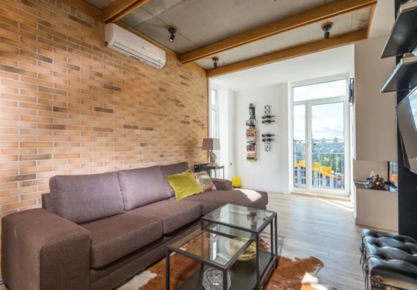 Imagen del interior de una vivienda con un aire acondicionado Epicooler