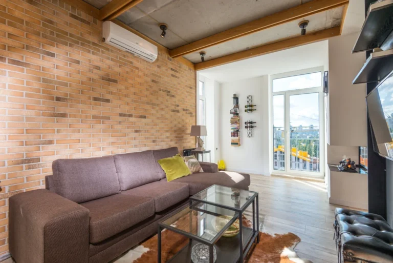 Imagen del interior de una vivienda con un aire acondicionado Epicooler