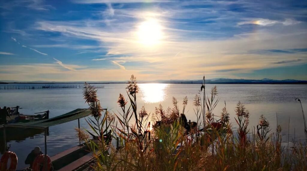 ¿Comer una paella en El Palmar y pasear en barca en L'Albufera por menos de 20 euros? Imagen que muestra el espectacular atardecer en L'Albufera de Valencia