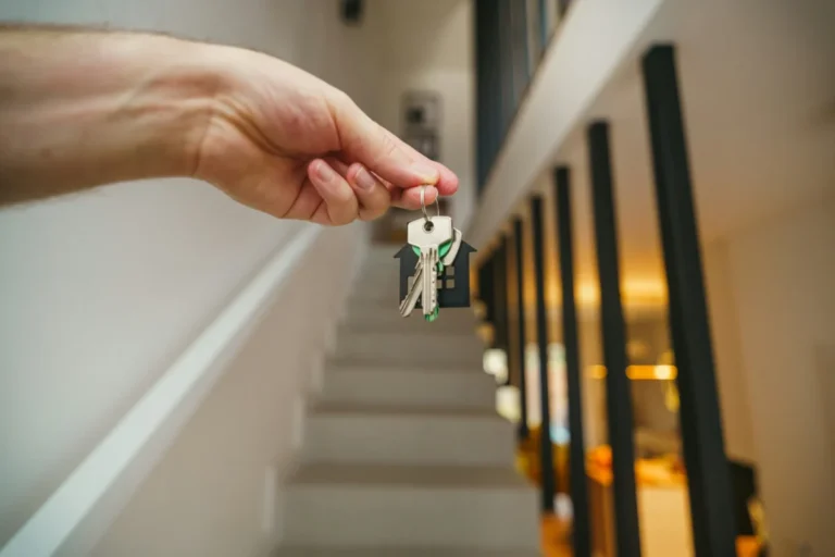 Imagen que muestra a una persona que sostiene las llaves de su casa de alquiler en Barcelona con las ayudas
