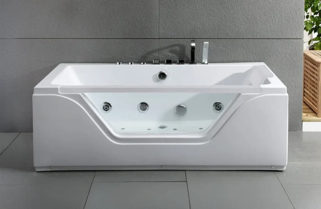 ¿El fin del plato de ducha? Por qué las casas españolas están volviendo a rescatar la bañera Imagen que muestra una bañera de hidromasaje externa