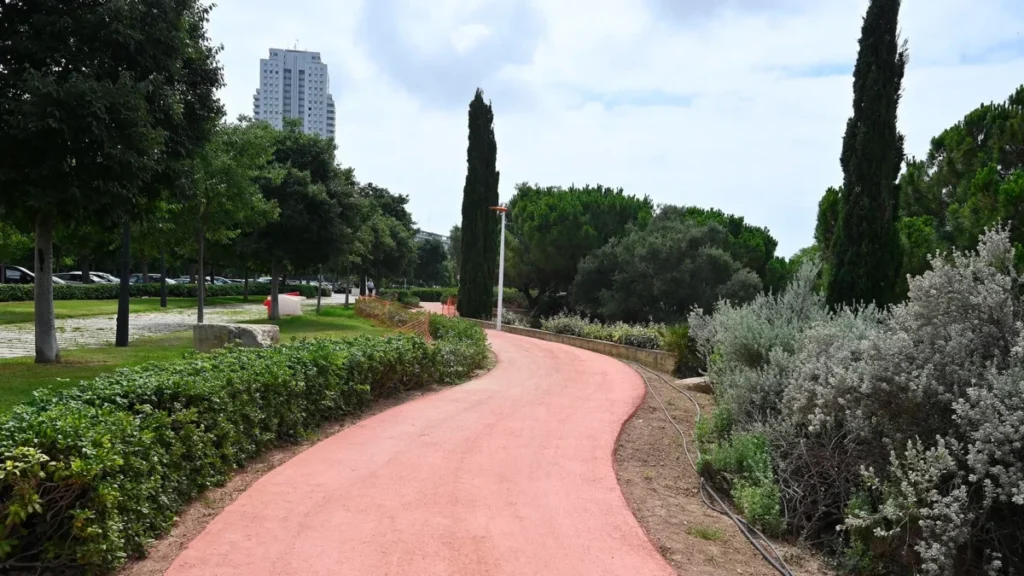 Así son los nuevos 700 metros de pista para corredores en el Jardín del Turia Imagen que muestra los primeros 700 metros del Circuit Valencia Ciutat del Running