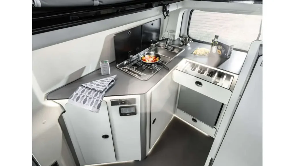 Ni hotel ni apartamento: la tendencia que arrasa para viajar por Andalucía este verano Imagen que muestra el interior de la autocaravana Karmann Duncan 545, con la cocina operativa