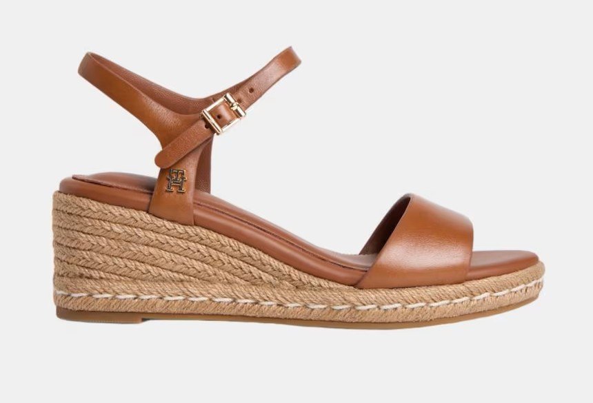 Del chollo de Sfera al lujo de Timberland: las sandalías de cuña del verano Imagen que muestra las sandalias de cuña media de piel en color marrón oscuro de la marca Tommy Hilfiger