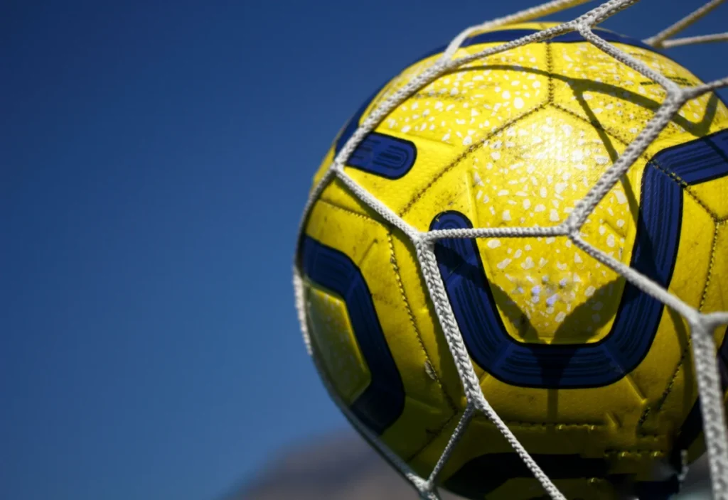La fórmula de las pizarras de fútbol que explica por qué tu equipo gana o da pena Imagen que muestra el balón dentro de la red