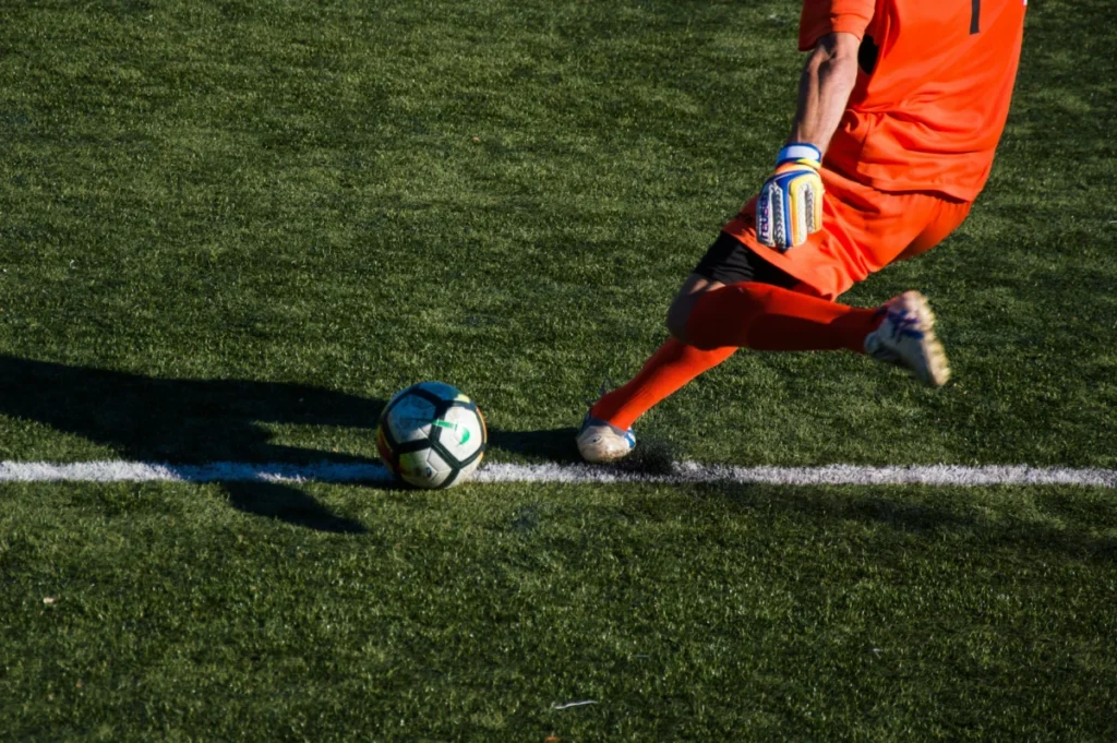 La fórmula de las pizarras de fútbol que explica por qué tu equipo gana o da pena Imagen que muestra a un portero sacando el balón