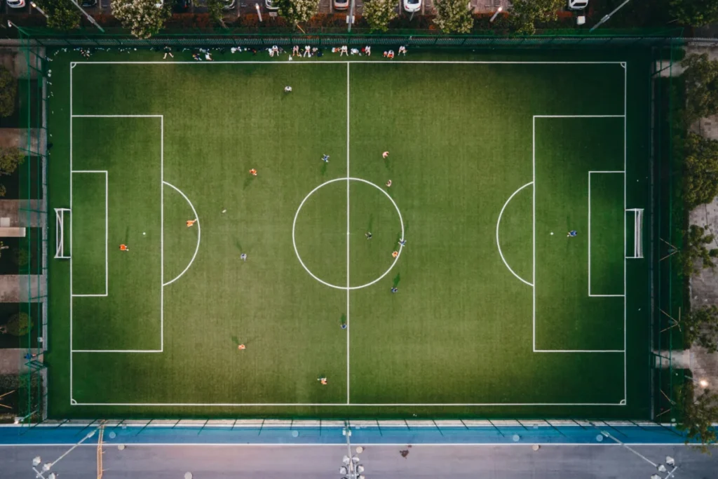 La fórmula de las pizarras de fútbol que explica por qué tu equipo gana o da pena Imagen que muestra un campo con la vista áerea para observar las posiciones del equipo