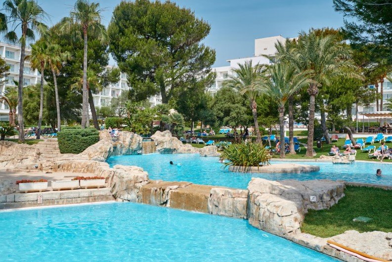 Olvídate del dolor de cabeza de organizar tus vacaciones: estos tres chollos a las Baleares te lo dan todo hecho iMAGNE DE LA PISCINA LA AIRE LIBRE DEL Grupotel Gran Vista & SPA