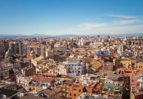 Imagen que muestra una ciudad llena de edificios con la dificultad del acceso a una hipoteca