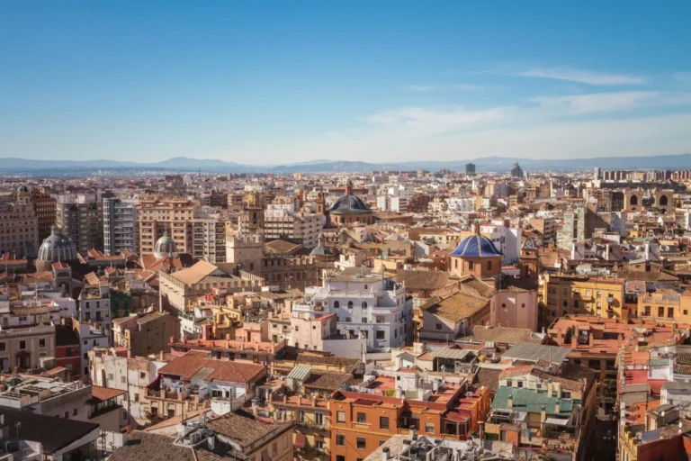 Imagen que muestra una ciudad llena de edificios con la dificultad del acceso a una hipoteca